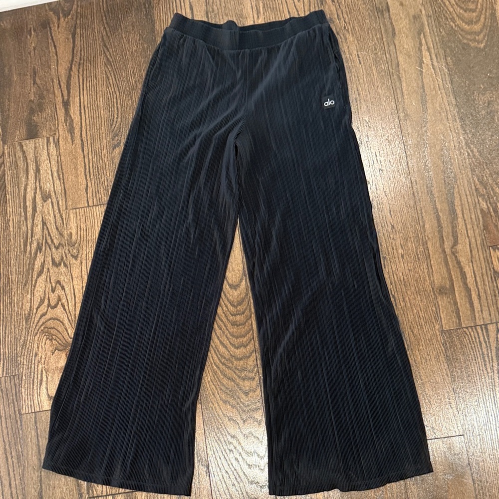 Alo Plisse pants size large